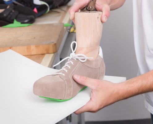 Sohlenmaterial beim Bau eines orthopädischen Schuhes